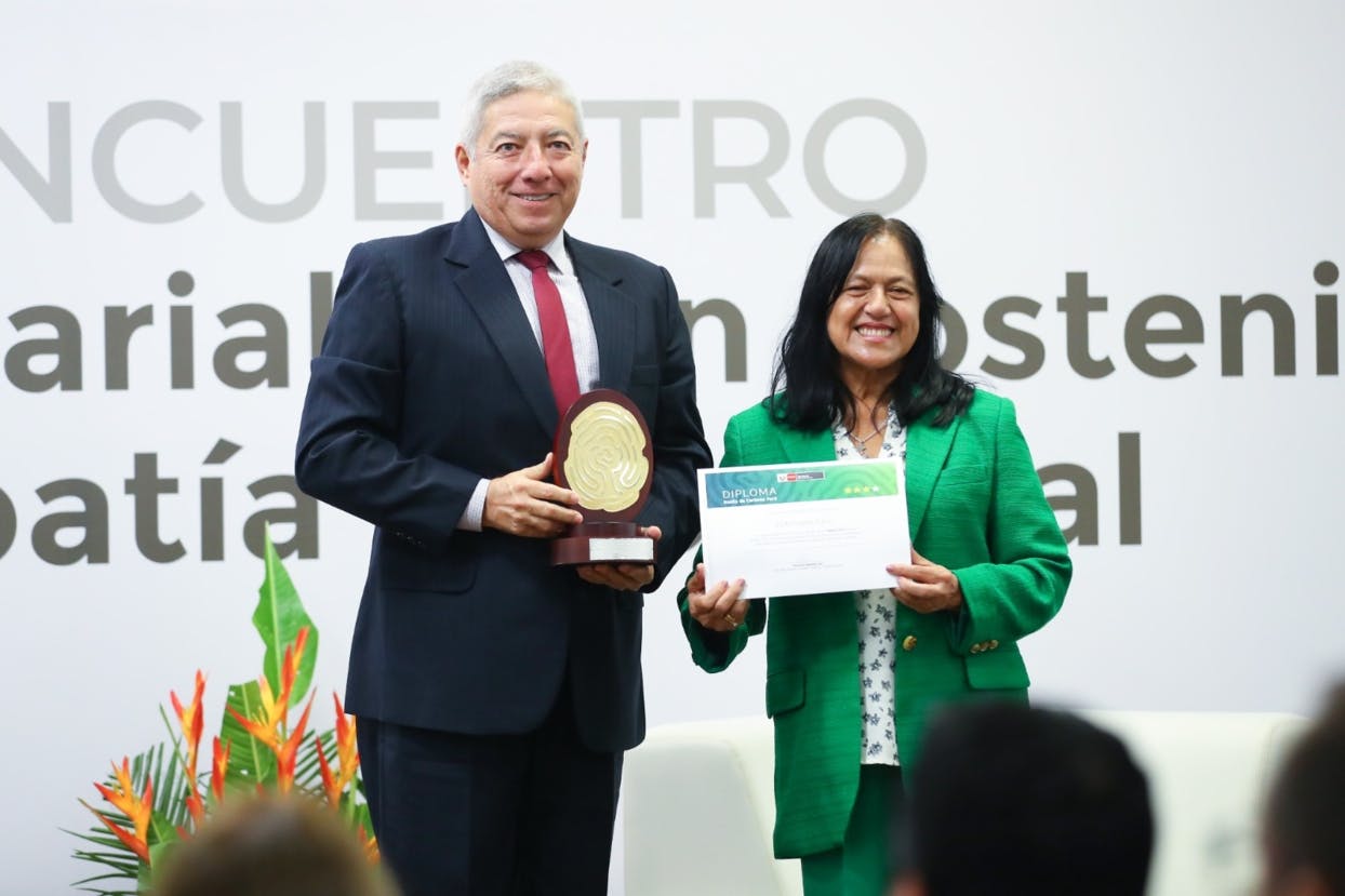 Arturo Ledesma, Gerente Comercial de Contugas, y Albina Ruiz, ministra de Ambiente de Perú.png